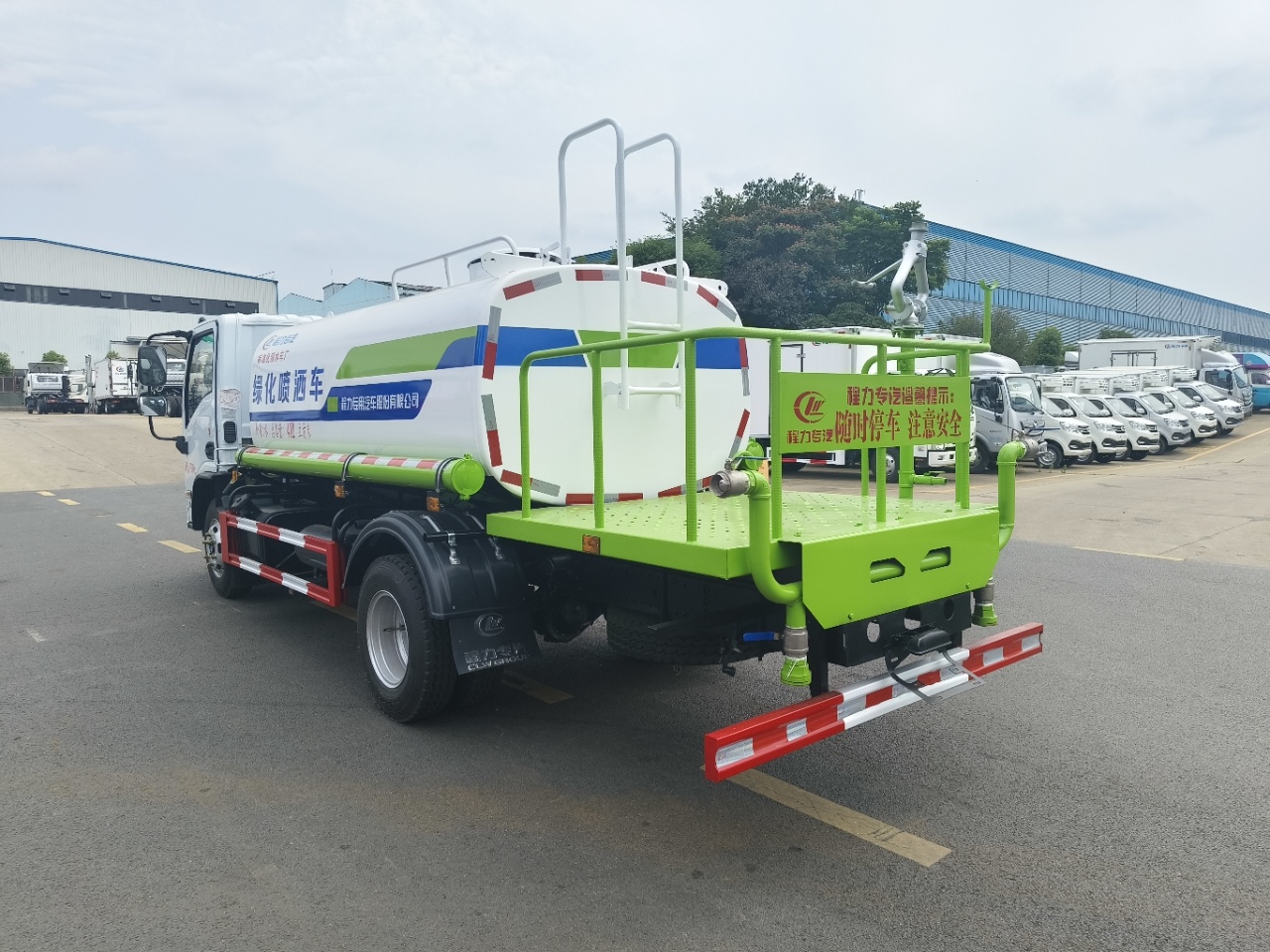 東風(fēng)華神5方灑水車(chē)
